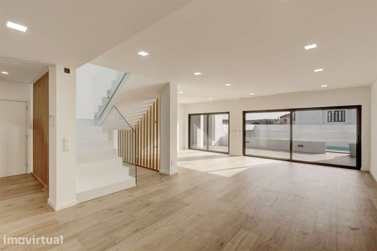 Moradia T4 com 4 Suites, Piscina Aquecida e Box com Carregamento Elétr - Grande imagem: 2/25
