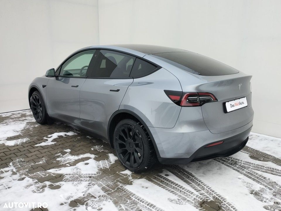 Tesla Model Y Long Range AWD - 4