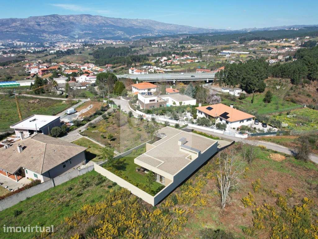 Terreno de 1669,23 m2 c/ Licença de Construção p/ 1 Moradia Geminada - Grande imagem: 2/8