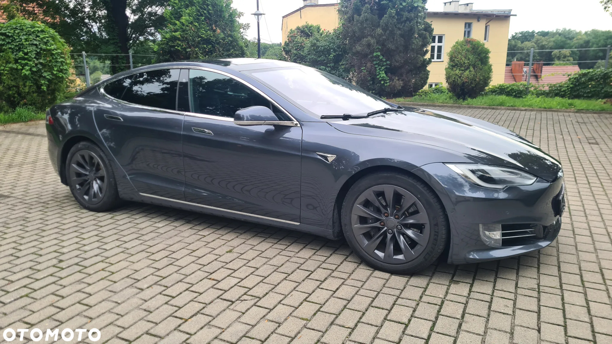 Tesla Model S - 4