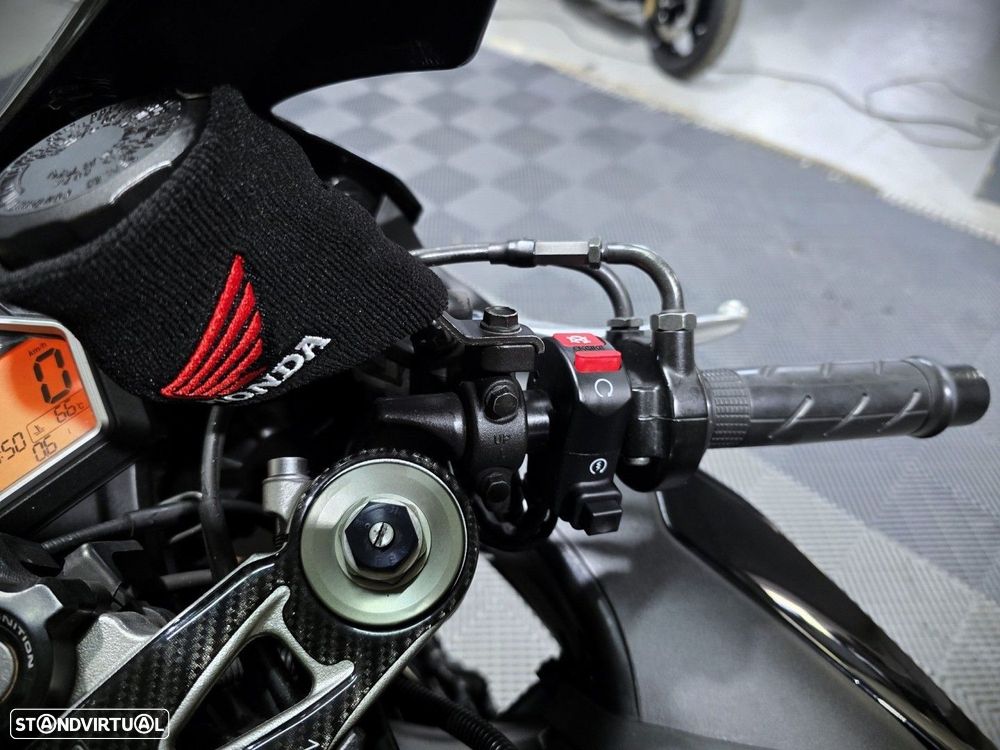 Honda CBR !000 RR Fireblade - 12