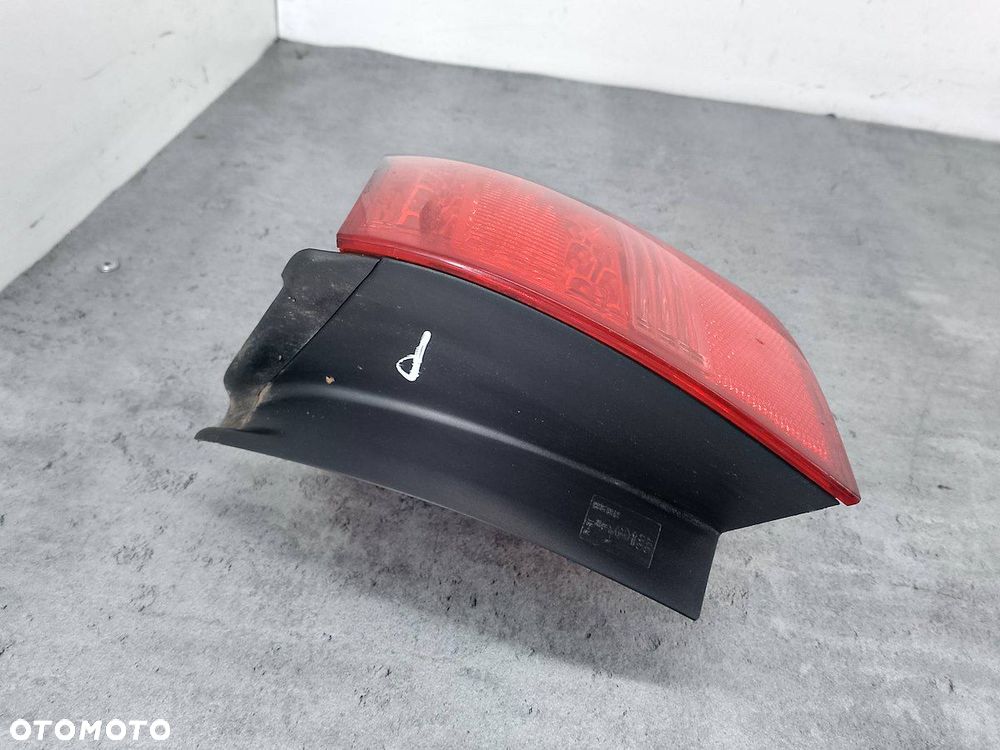 LAMPA TYLNA PRAWA AUDI A6 C6 89317049 KOMBI - 2