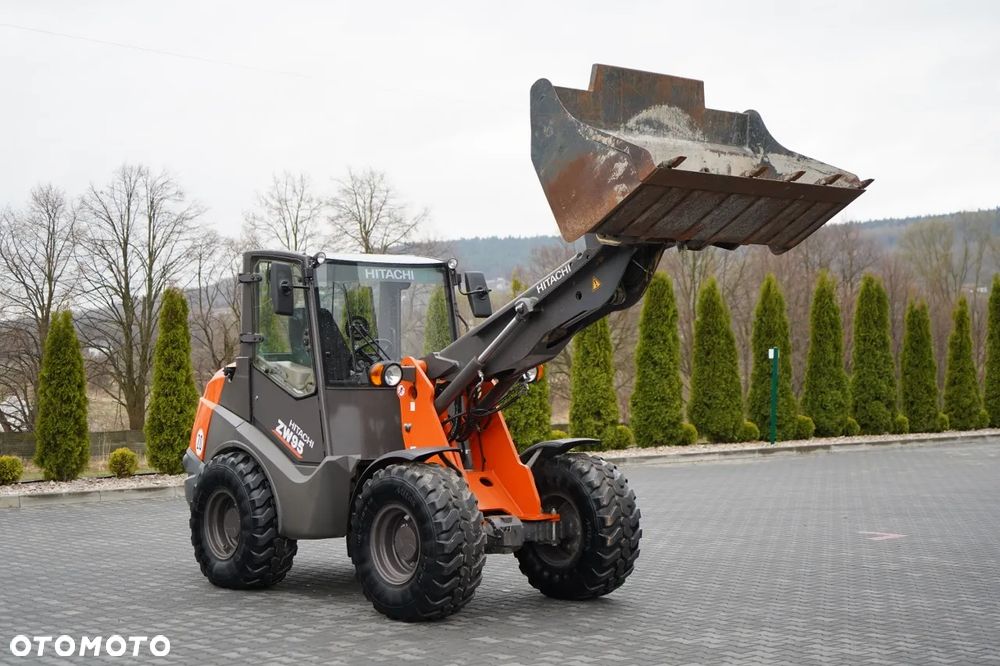 Hitachi ZW95 / ŁADOWARKA KOŁOWA / 2020 R / WIDŁY DO PALET - 11