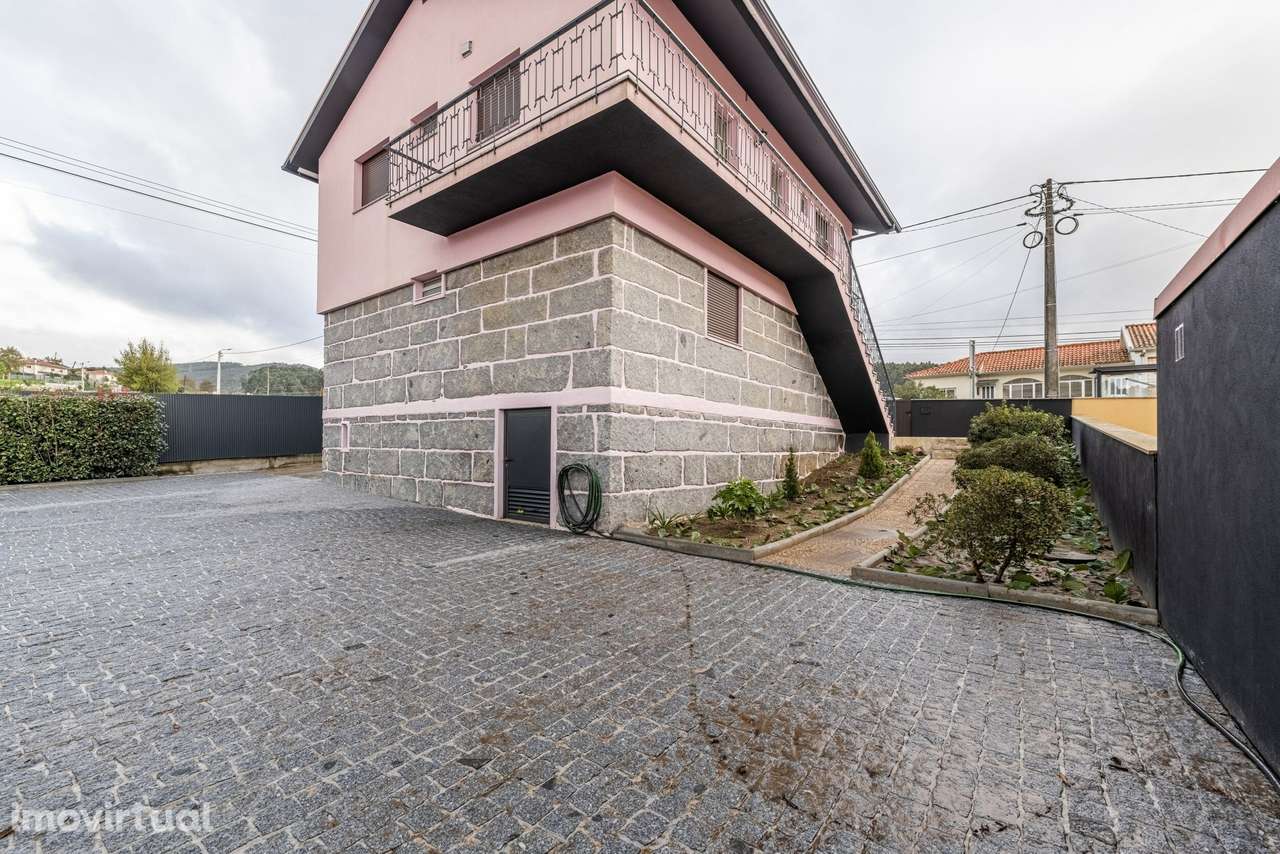 Propriedade situada na freguesia de Brito, em Guimarães - Grande imagem: 3/43