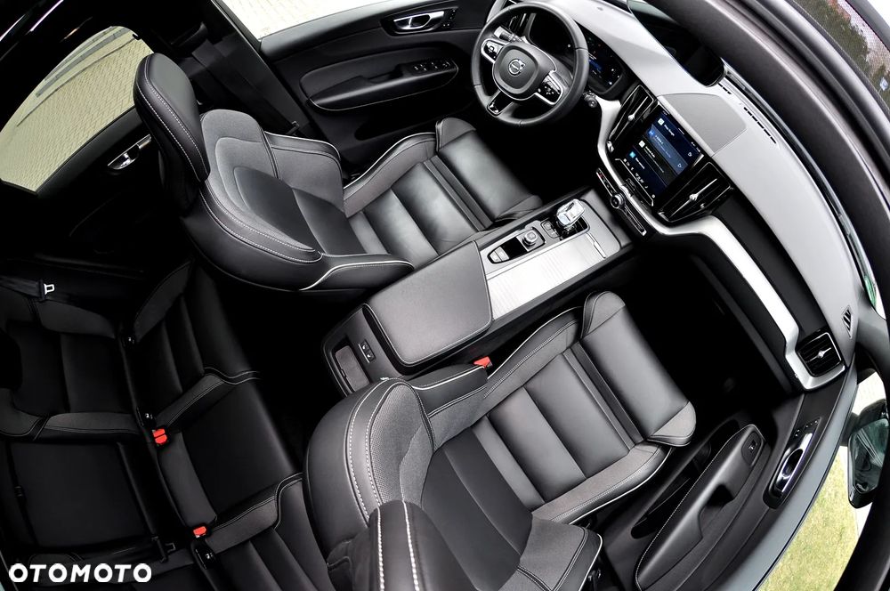 Volvo XC 60 B4 B Plus Dark - 3