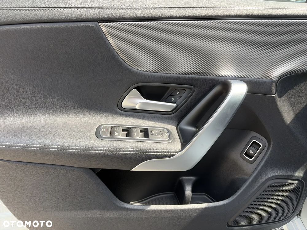 Mercedes-Benz CLA 180 d Progressive 8G-DCT - 12