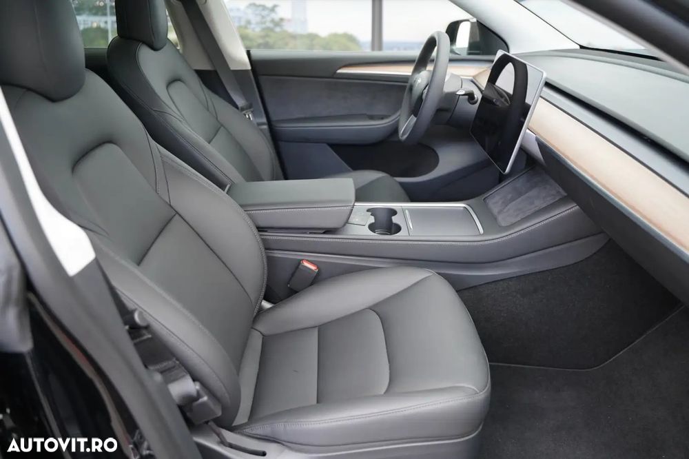 Tesla Model Y Long Range Dual Motor AWD - 11