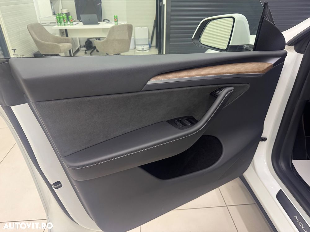 Tesla Model Y Long Range Dual Motor AWD - 9