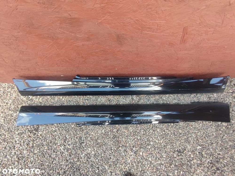 BMW E81 / E82 / E88 ORYGINALNE NAKŁADKI NA PROGI LEWA / PRAWA W KOLORZE SCHWARZ II O NR.  51 77 7 046 348 / 51 77 7 046 347 OEM W DOBRYM STANIE - 1