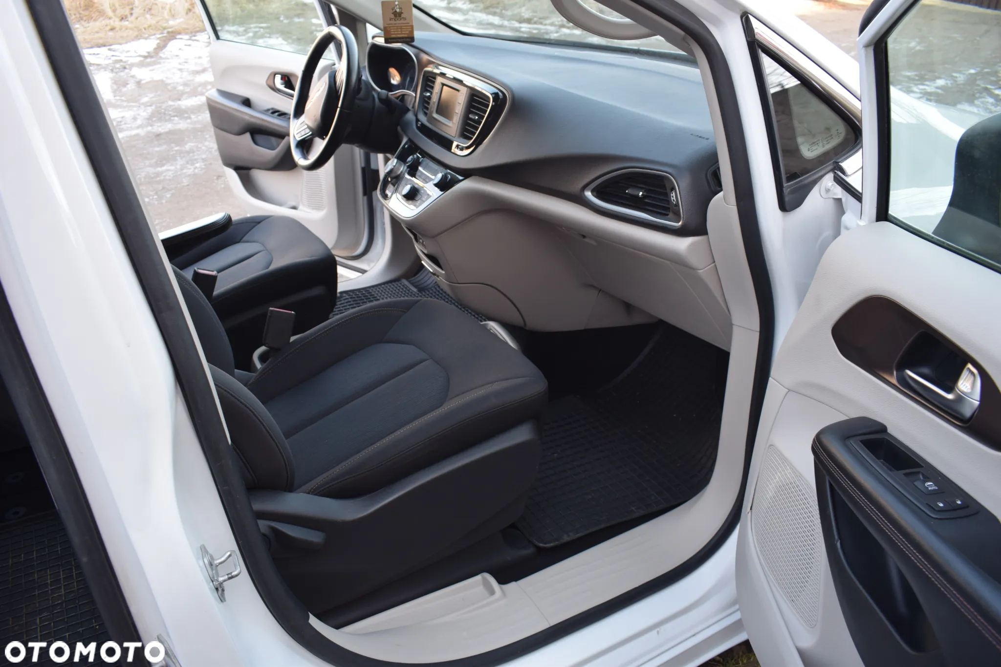 Chrysler Pacifica - 8