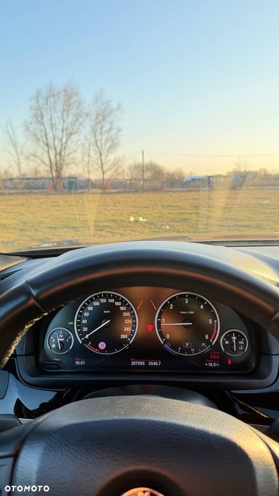 BMW Seria 5 525d xDrive - 11