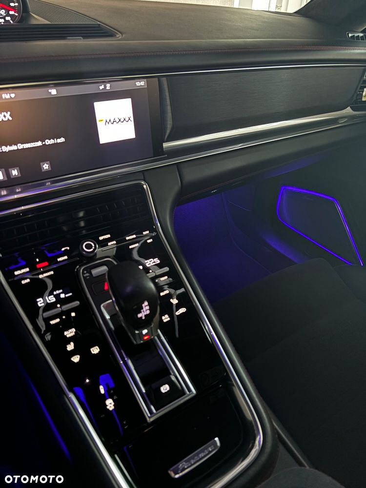 Porsche Panamera GTS Sport Turismo - 24