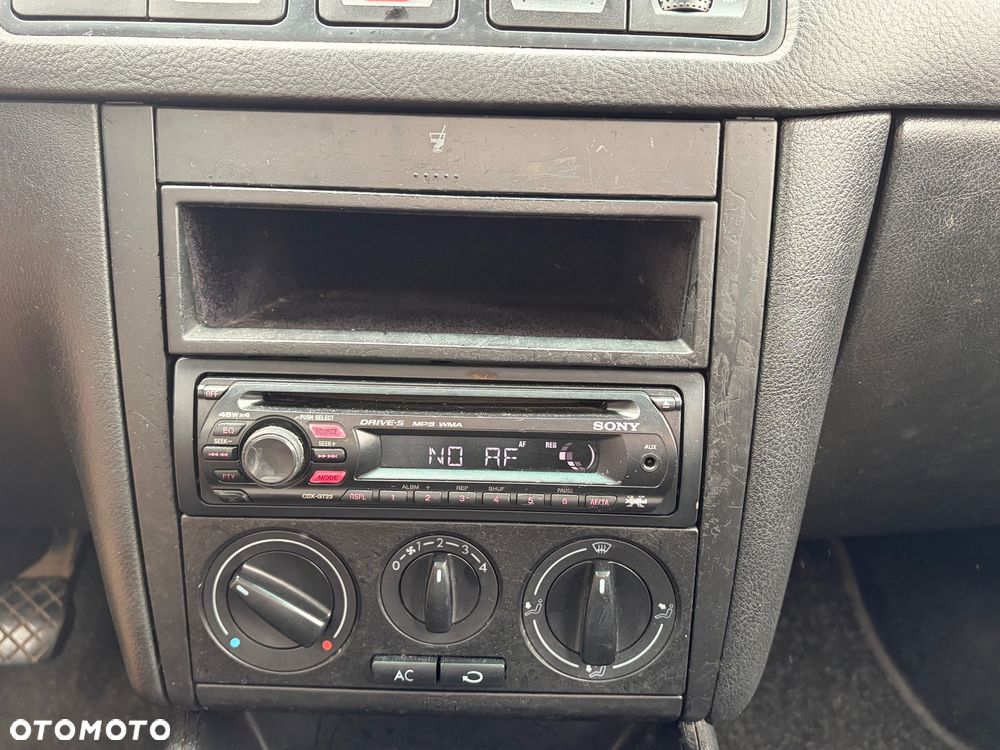 Volkswagen Golf 1.6 Comfortline - 12