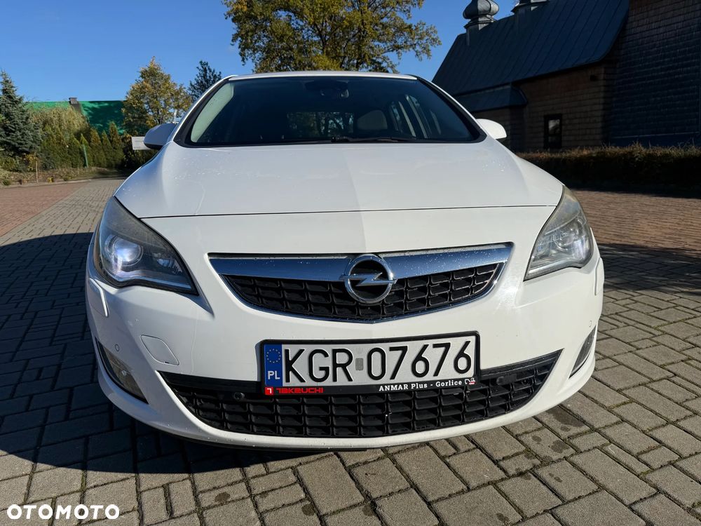 Opel Astra 2010 photo 2