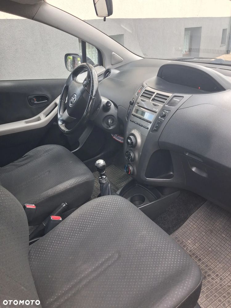 Toyota Yaris 2011 photo 4