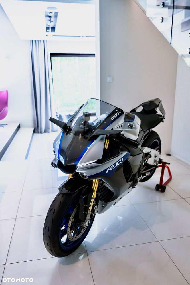Yamaha R1 - 22