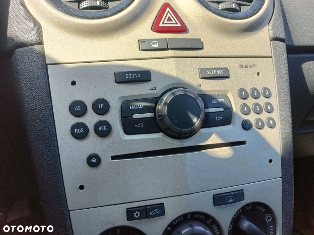 OPEL CORSA IV D 06-14 2010 r. 3D VAN radioodtwarzacz radioodbiornik radio  * - 2