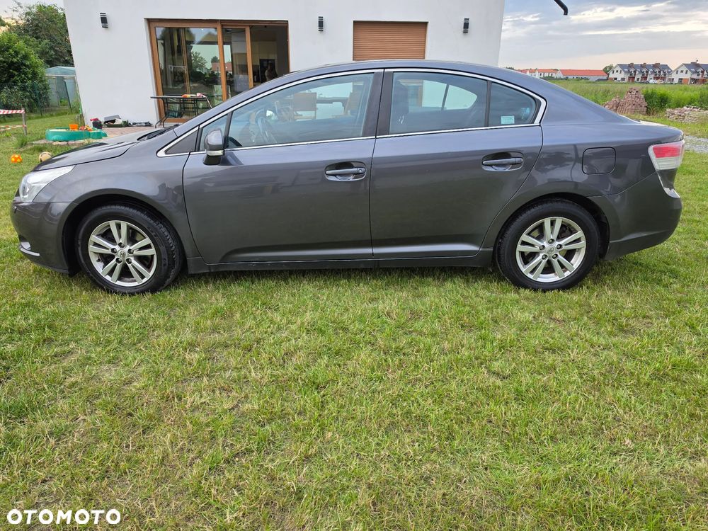 Toyota Avensis 2.0 D-4D Sol - 2