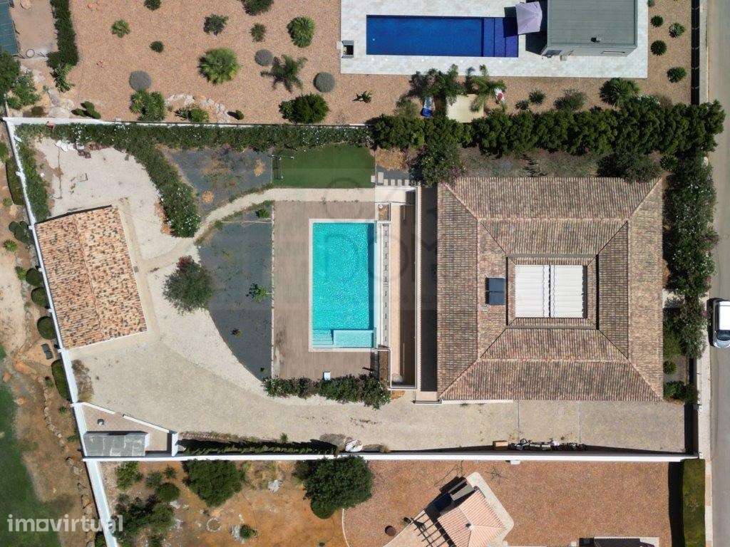 Moradia com piscina e jardim, na Urbanização Cerro Azul, em Quelfes... - Grande imagem: 4/55