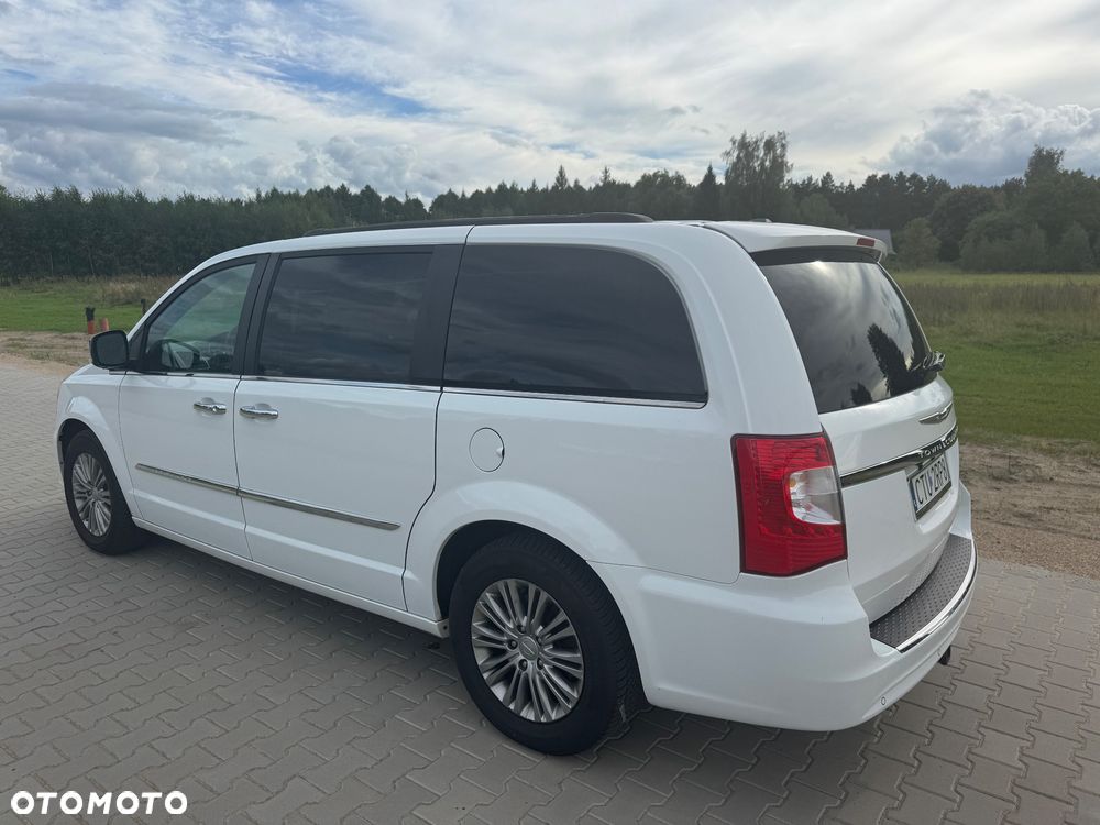 Chrysler Town & Country - 13