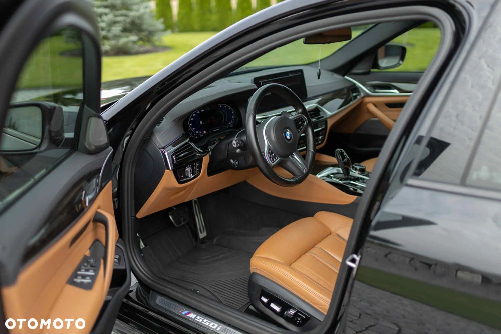 BMW Seria 5 M550i xDrive - 18
