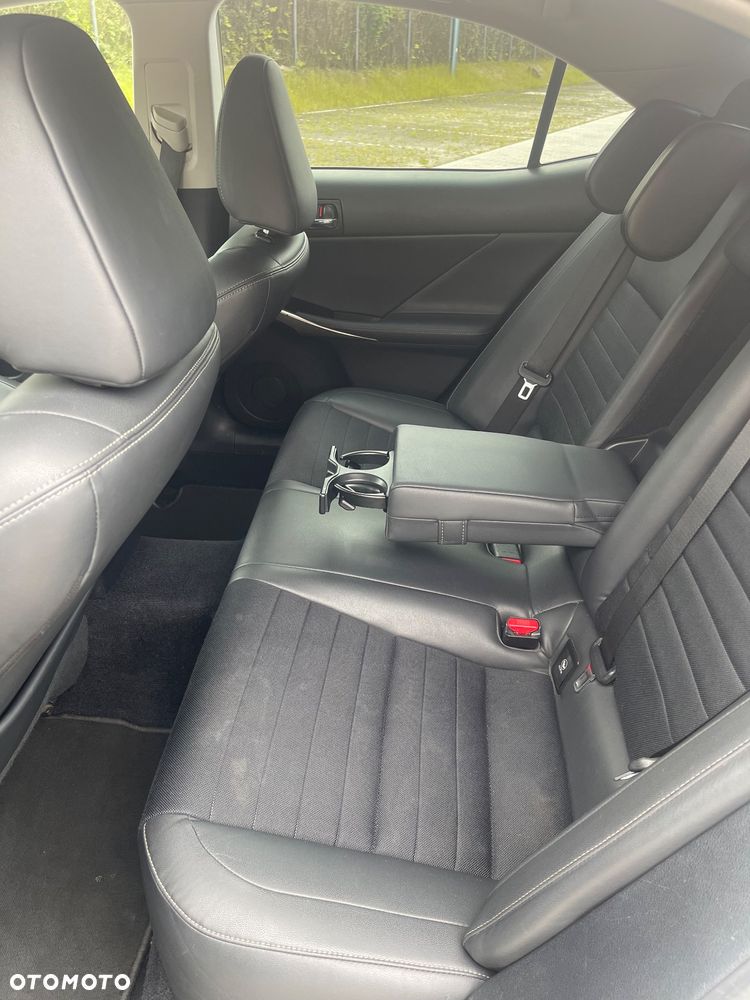 Lexus IS 300h Prestige - 16