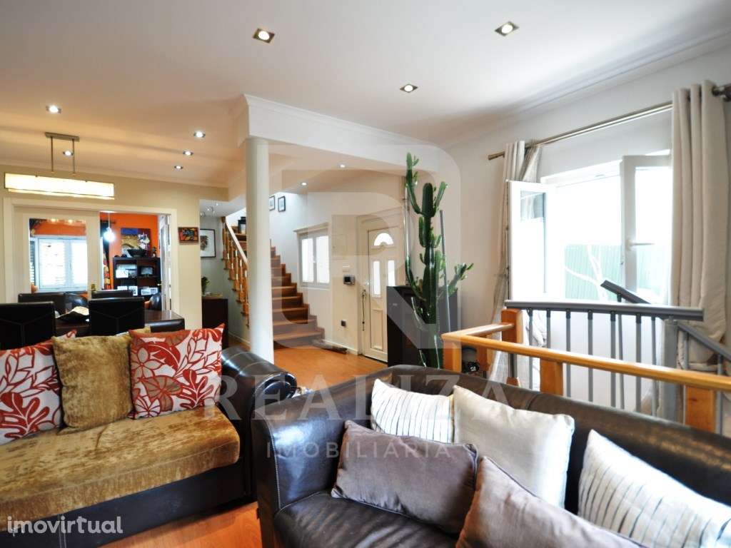 Moradia geminada remodelada T4 em Alapraia - Estoril - Grande imagem: 4/60