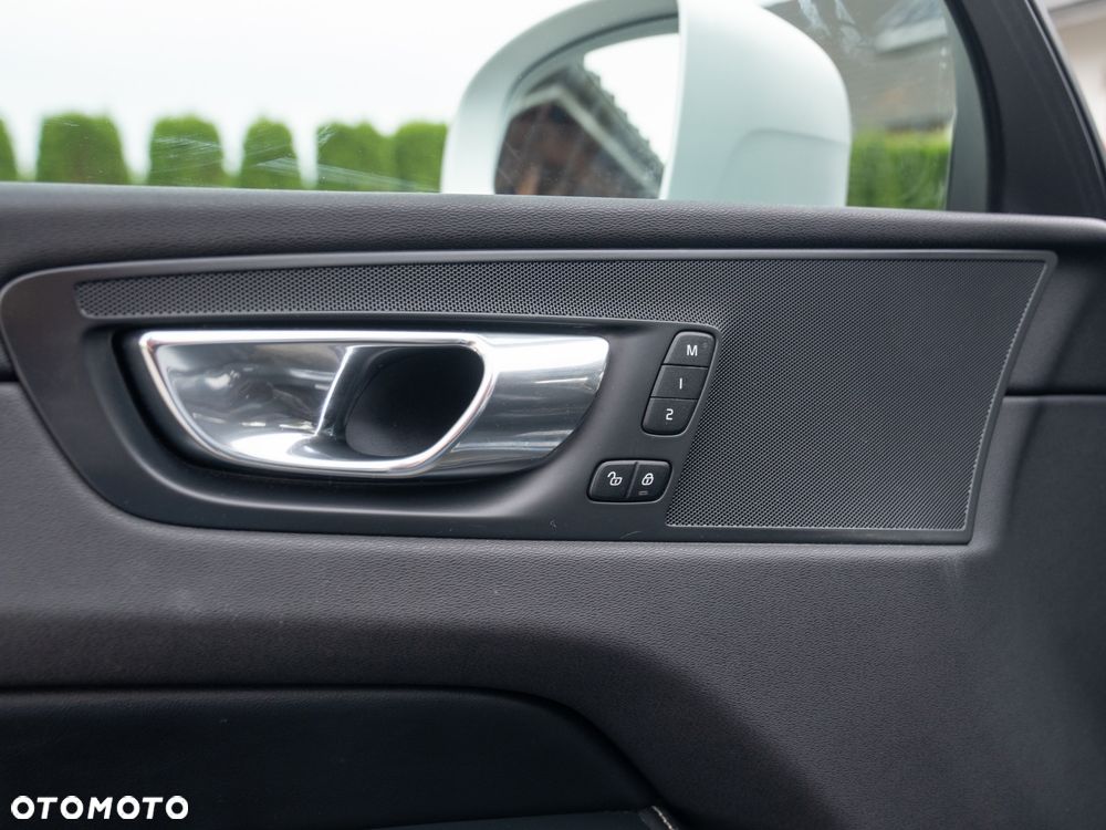 Volvo XC 60 D4 AWD Geartronic RDesign - 28