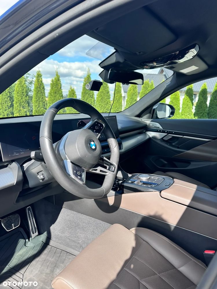 BMW Seria 5 M550i xDrive - 9