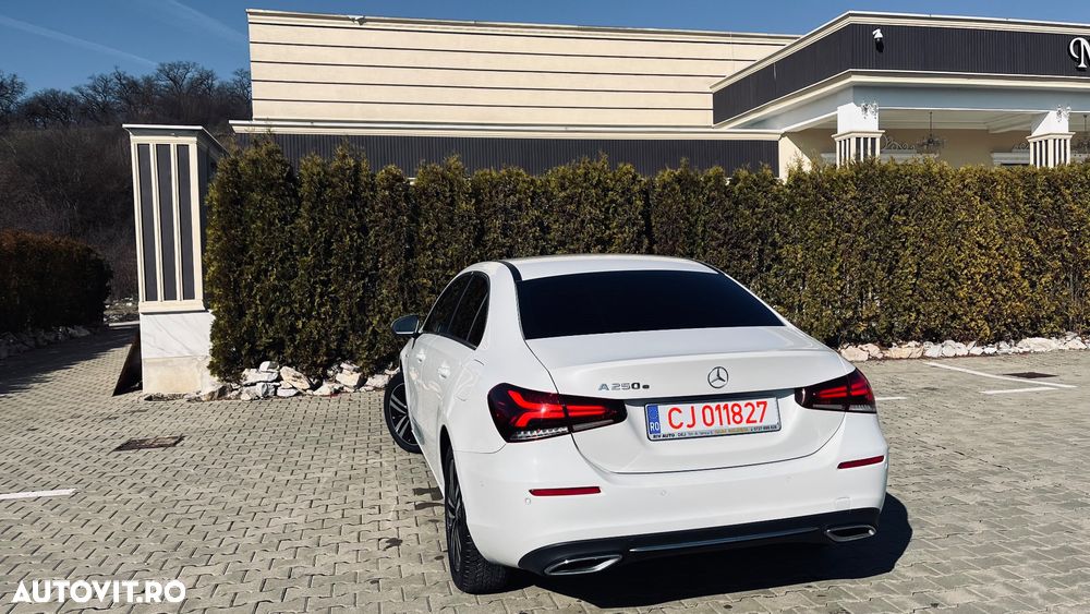 Mercedes-Benz A 250 e Sedan Aut. - 11