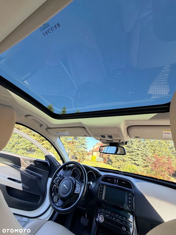 Jaguar XE 25t AWD Prestige - 22