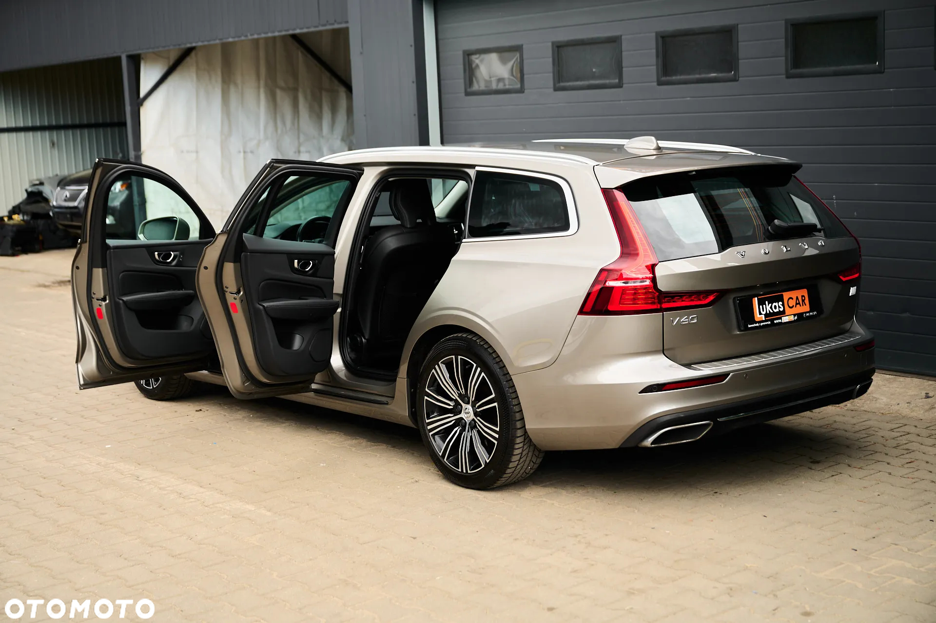 Volvo V60 T6 AWD Plug-In Hybrid Inscription Expression - 26