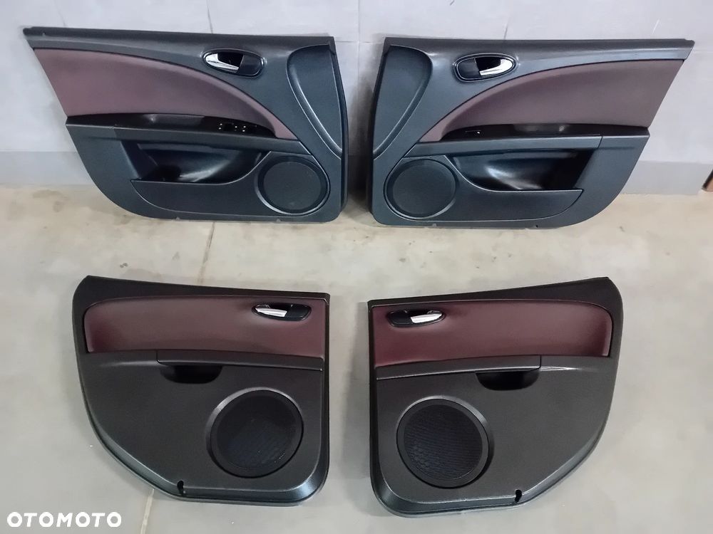 boczek boczki Seat Leon II 2007 czarno czerwone 2007 komplet - 1