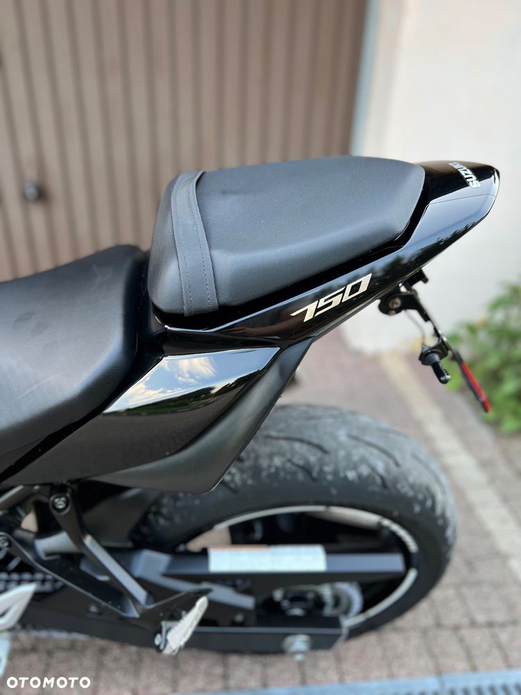 Suzuki GSR - 21
