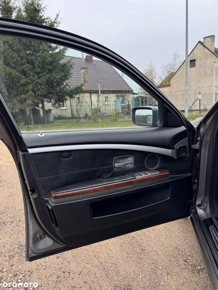 BMW Seria 7 750i L - 15