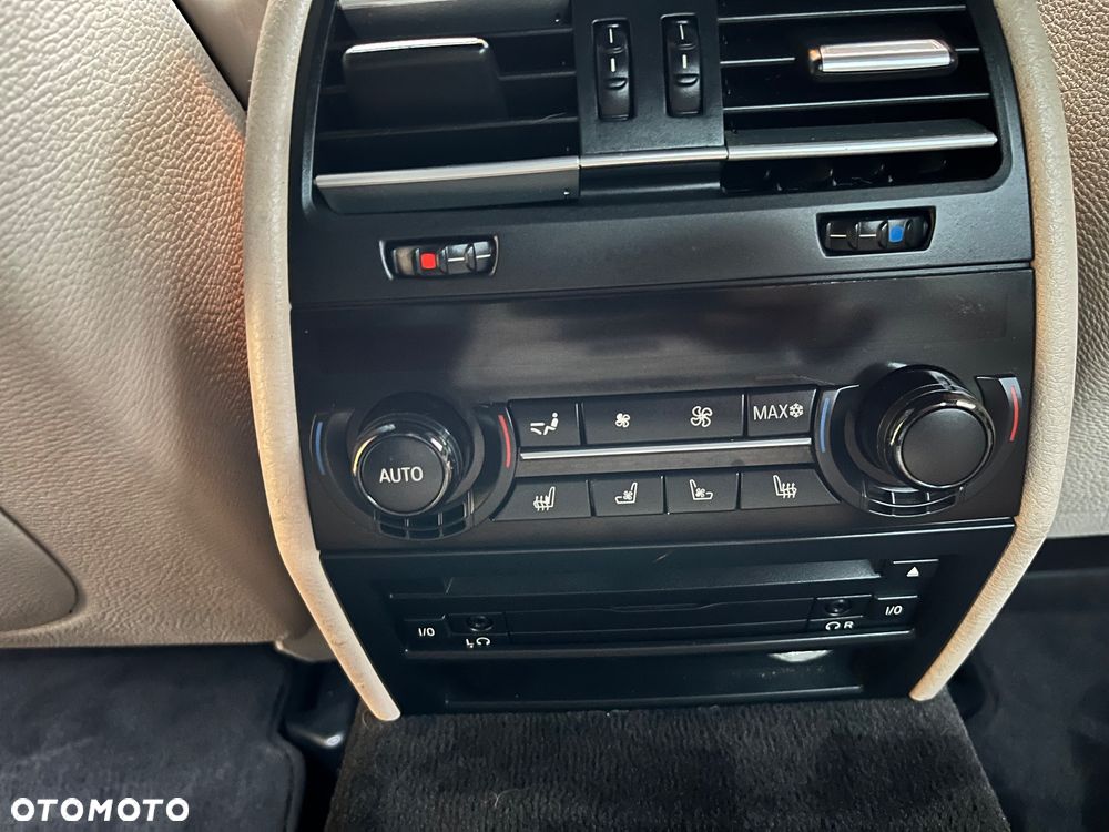 BMW Seria 7 750i - 32