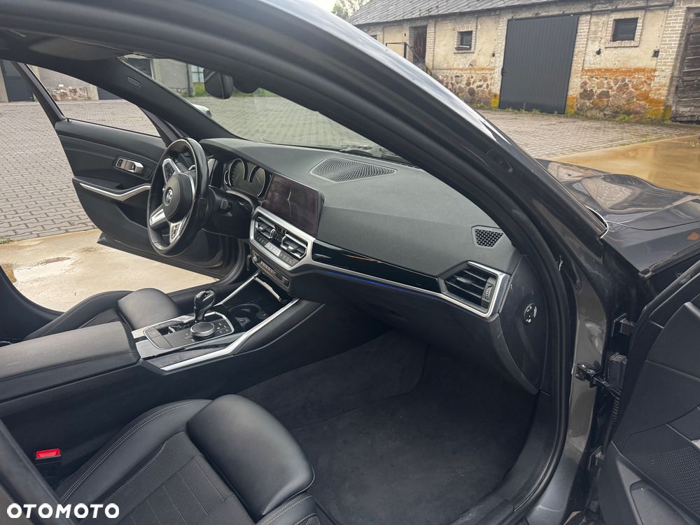 BMW Seria 3 320d xDrive - 23