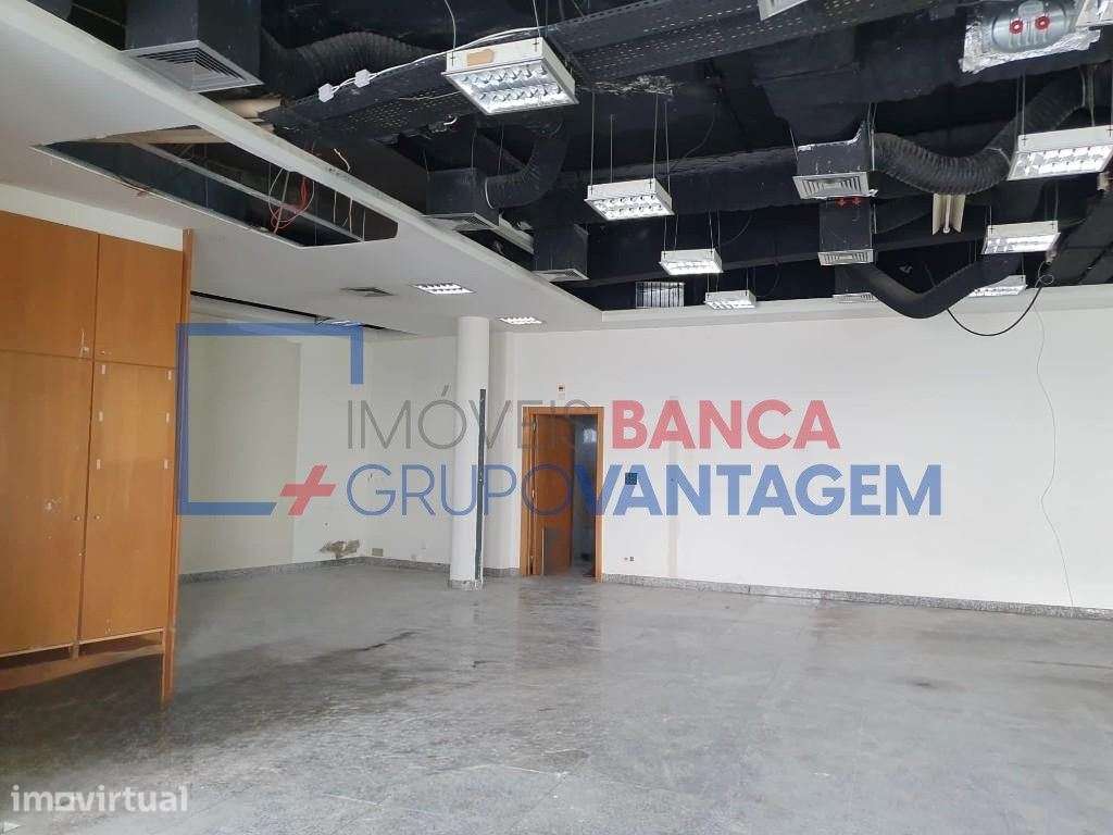 Loja com 3 montras no centro de Samora Correia - Antiga CGD - Grande imagem: 2/8
