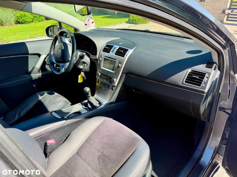 Toyota Avensis 1.8 Premium - 22