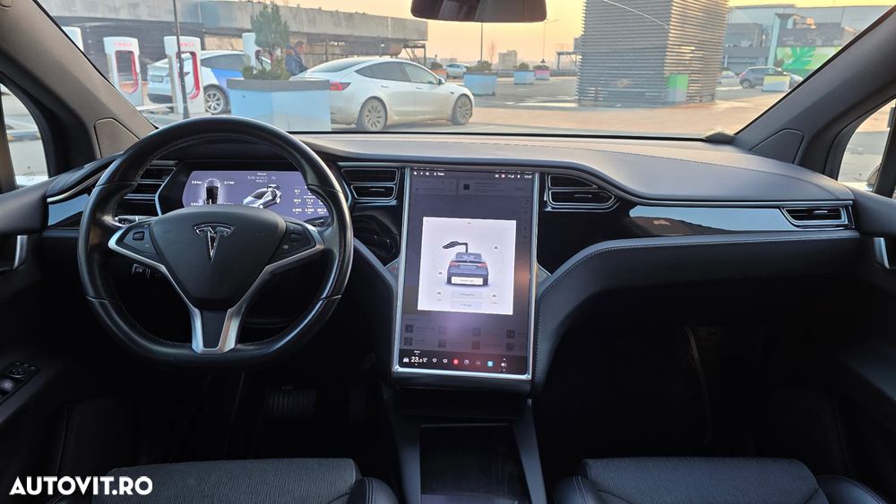 Tesla Model X - 11