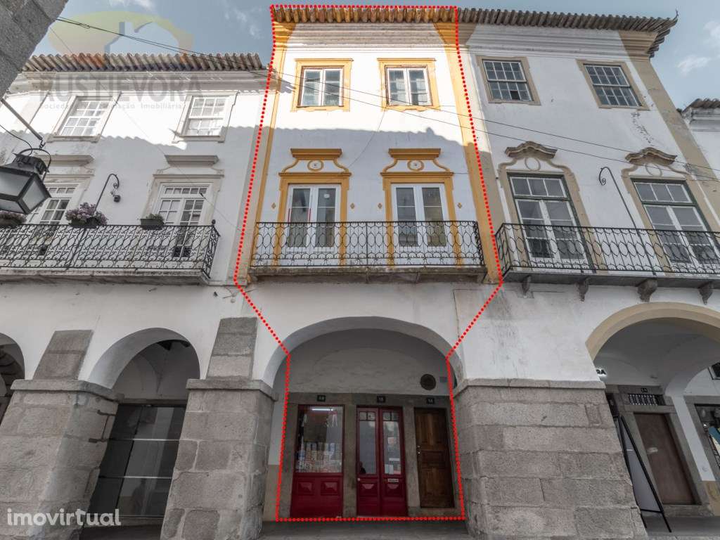 Prédio junto à Praça do Giraldo em Évora, nas arcadas medievais da ... - Grande imagem: 4/60