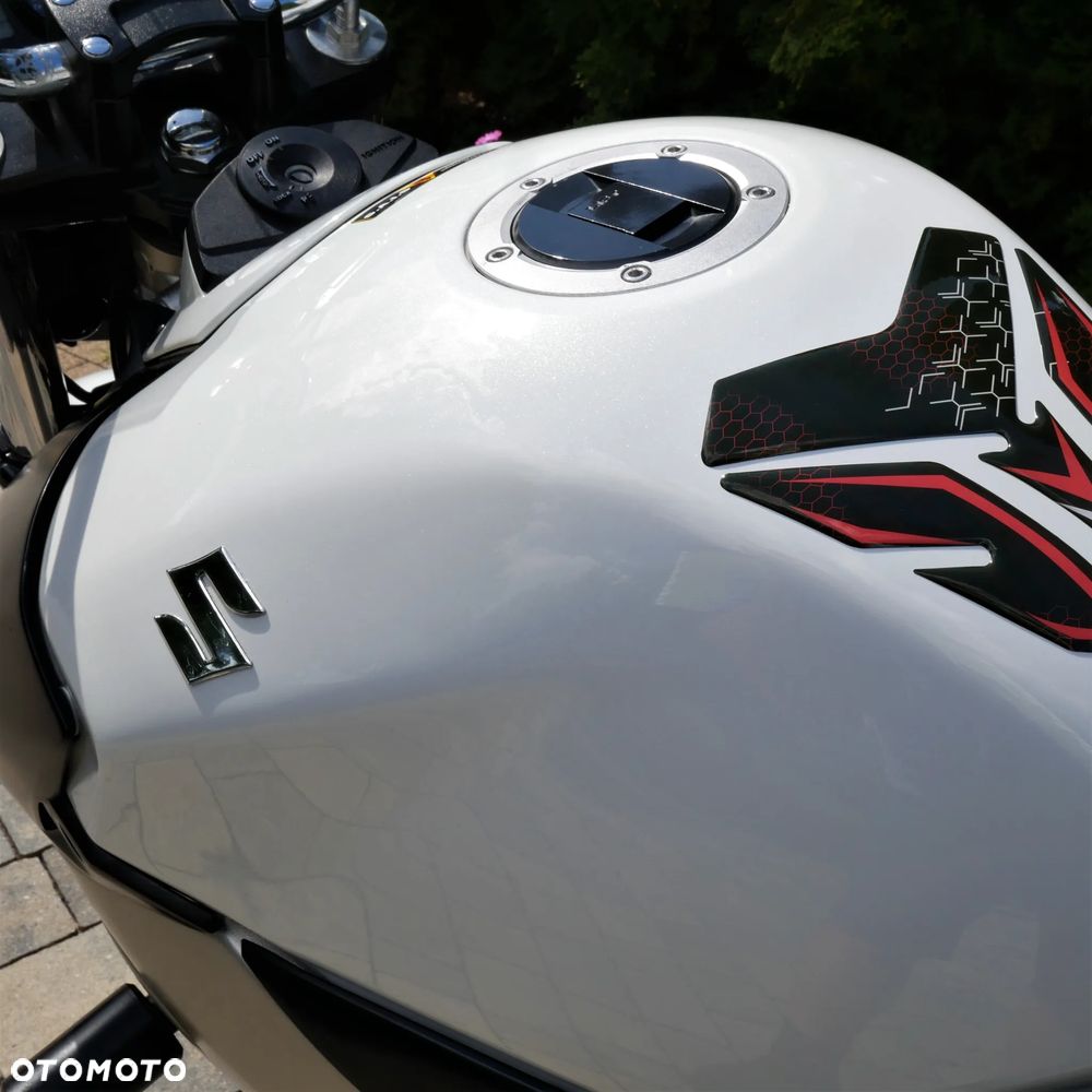 Suzuki GSR - 10