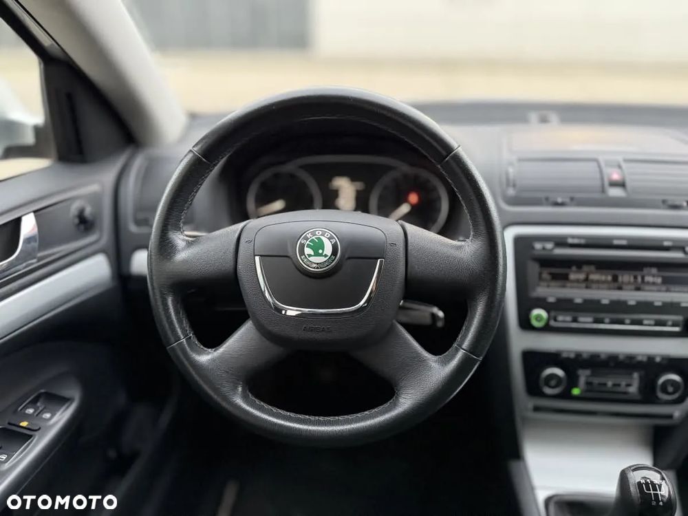 Skoda Octavia 1.6 Ambiente - 24