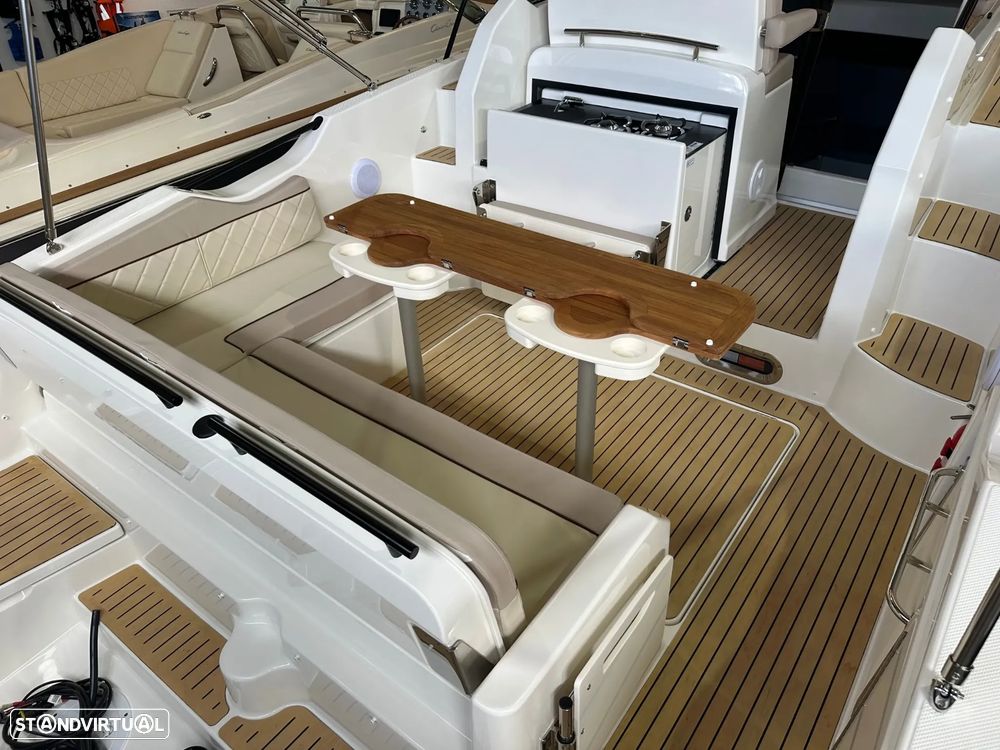 Quicksilver Activ 875 Sundeck - 23