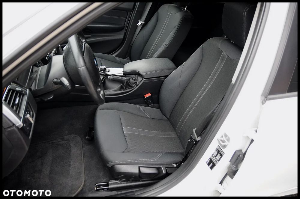 BMW Seria 3 318i - 32