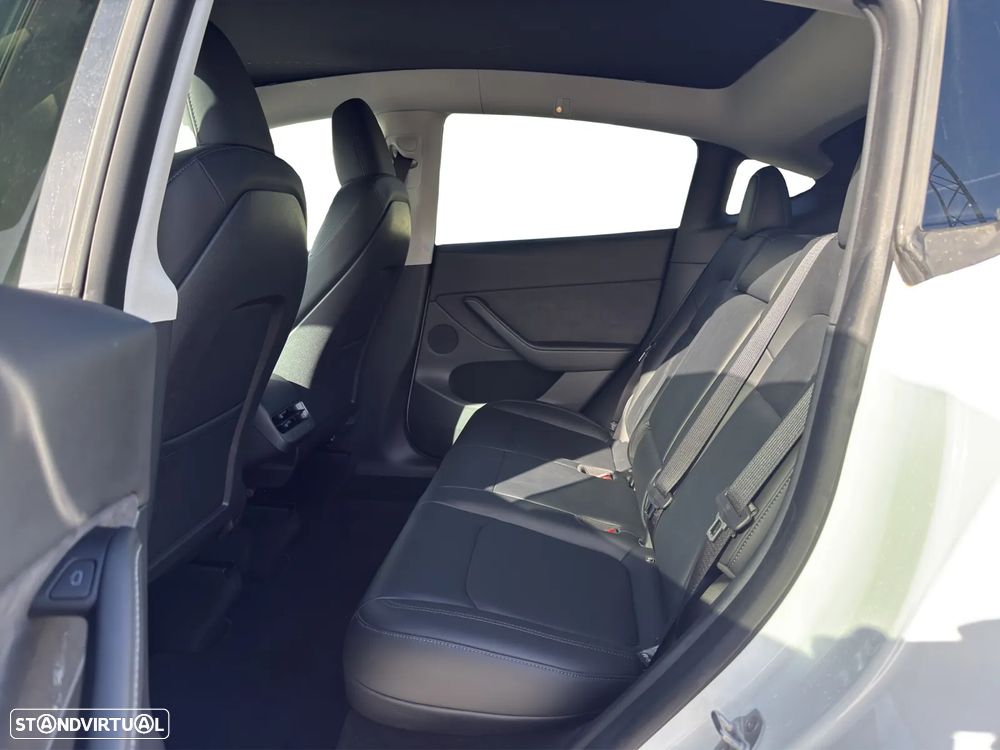 Tesla Model Y Long Range Dual Motor AWD - 12