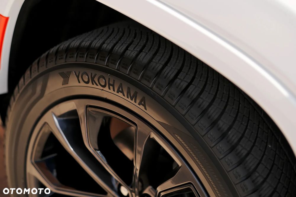 Jeep Grand Wagoneer - 16