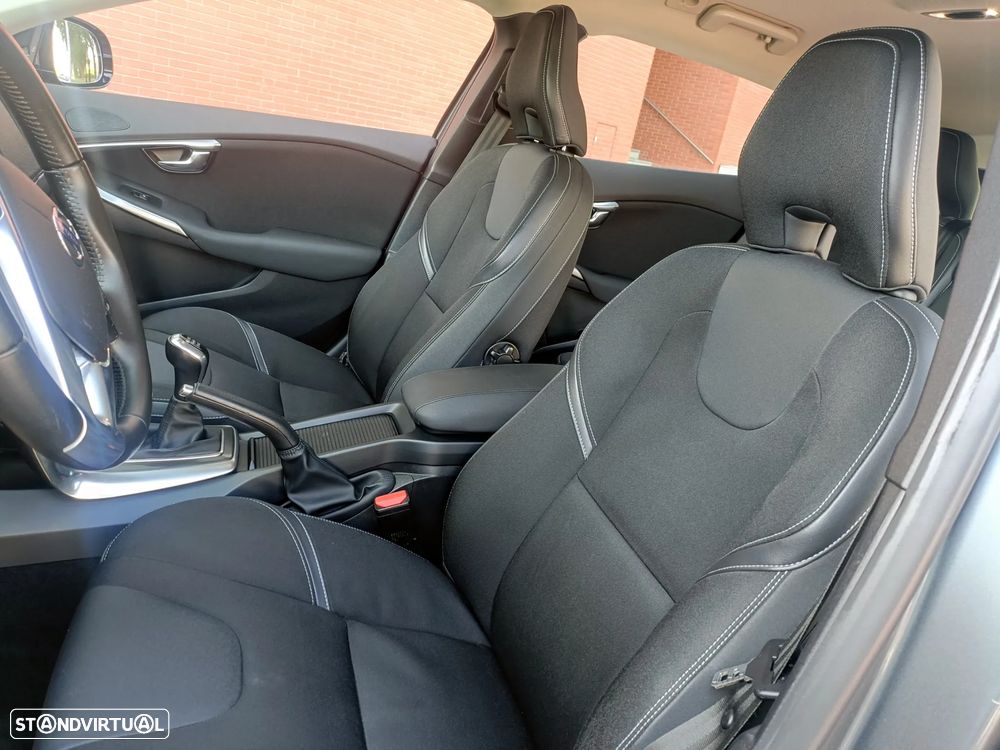 Volvo V40 1.6 D2 Eco Momentum — fotografia 9