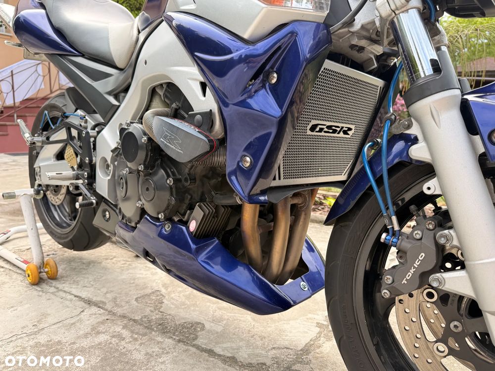 Suzuki GSR - 12