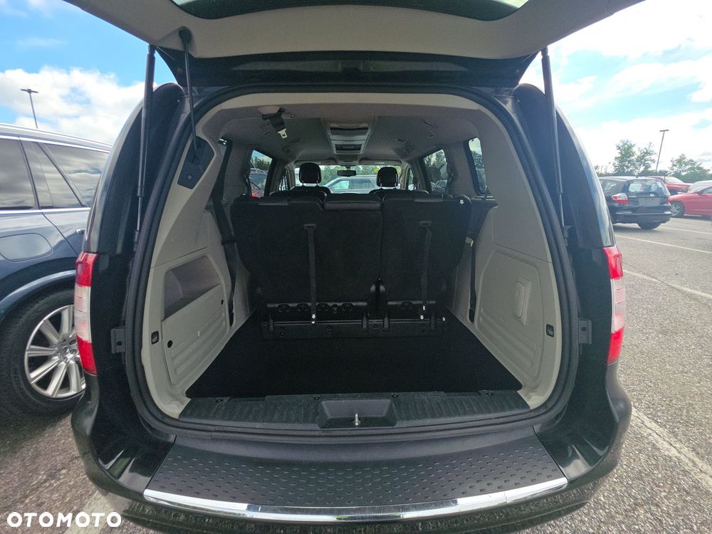 Chrysler Town & Country - 15